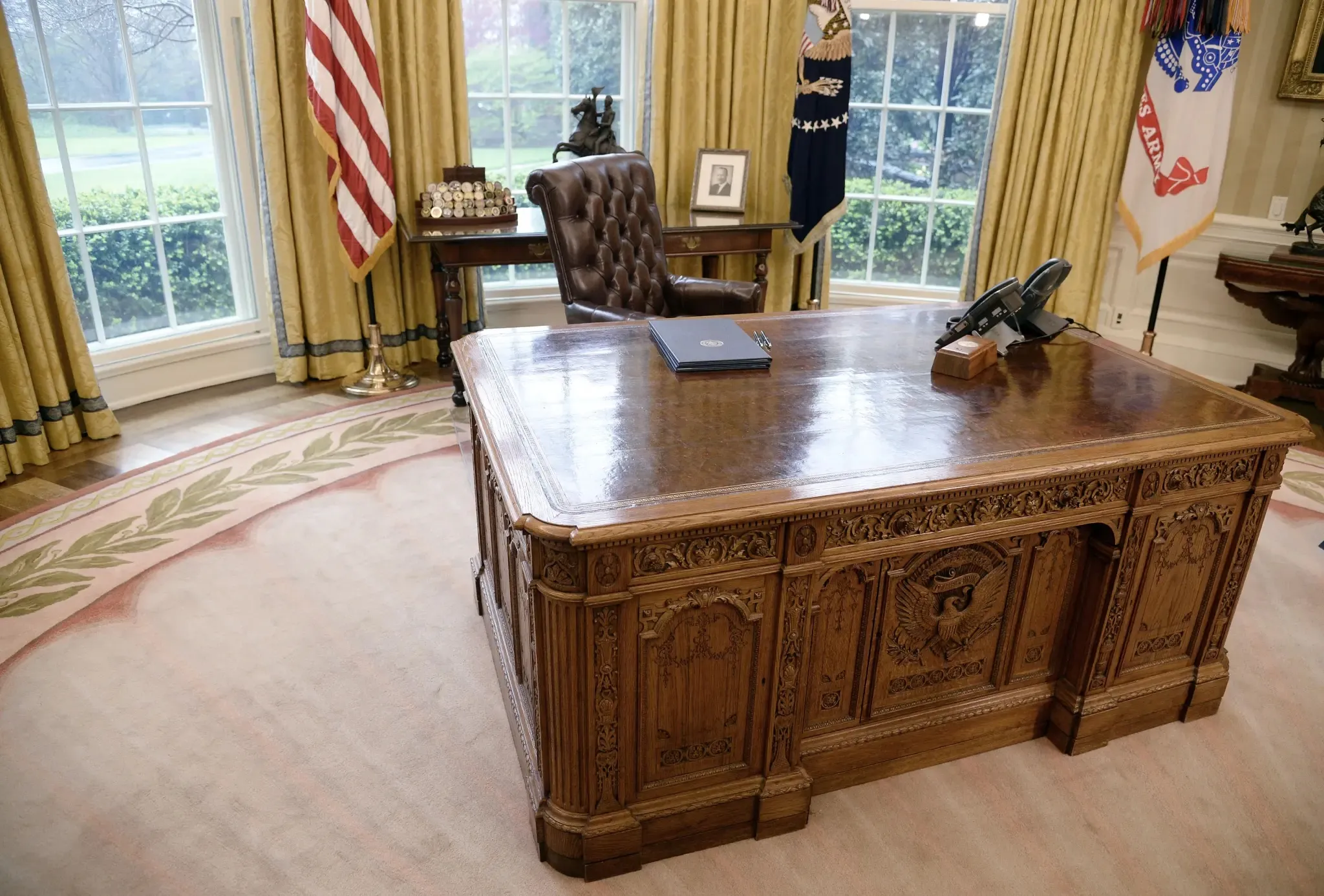 Стіл Resolute Desk / фото Getty Стіл Resolute Desk / фото Getty