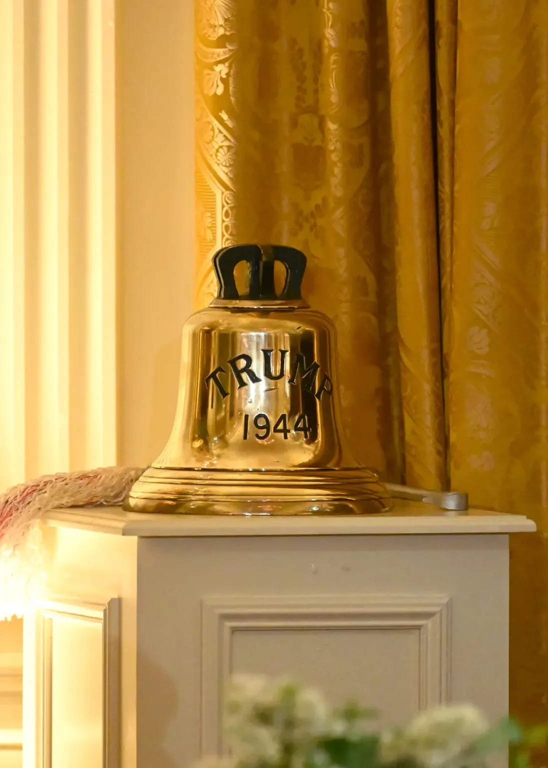 Латунний дзвін / фото Getty