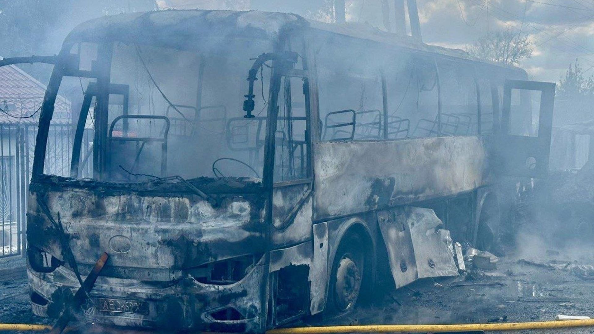 В Днепре россияне ударили по автобусу на людной улице: момент попал на видео - Днепр