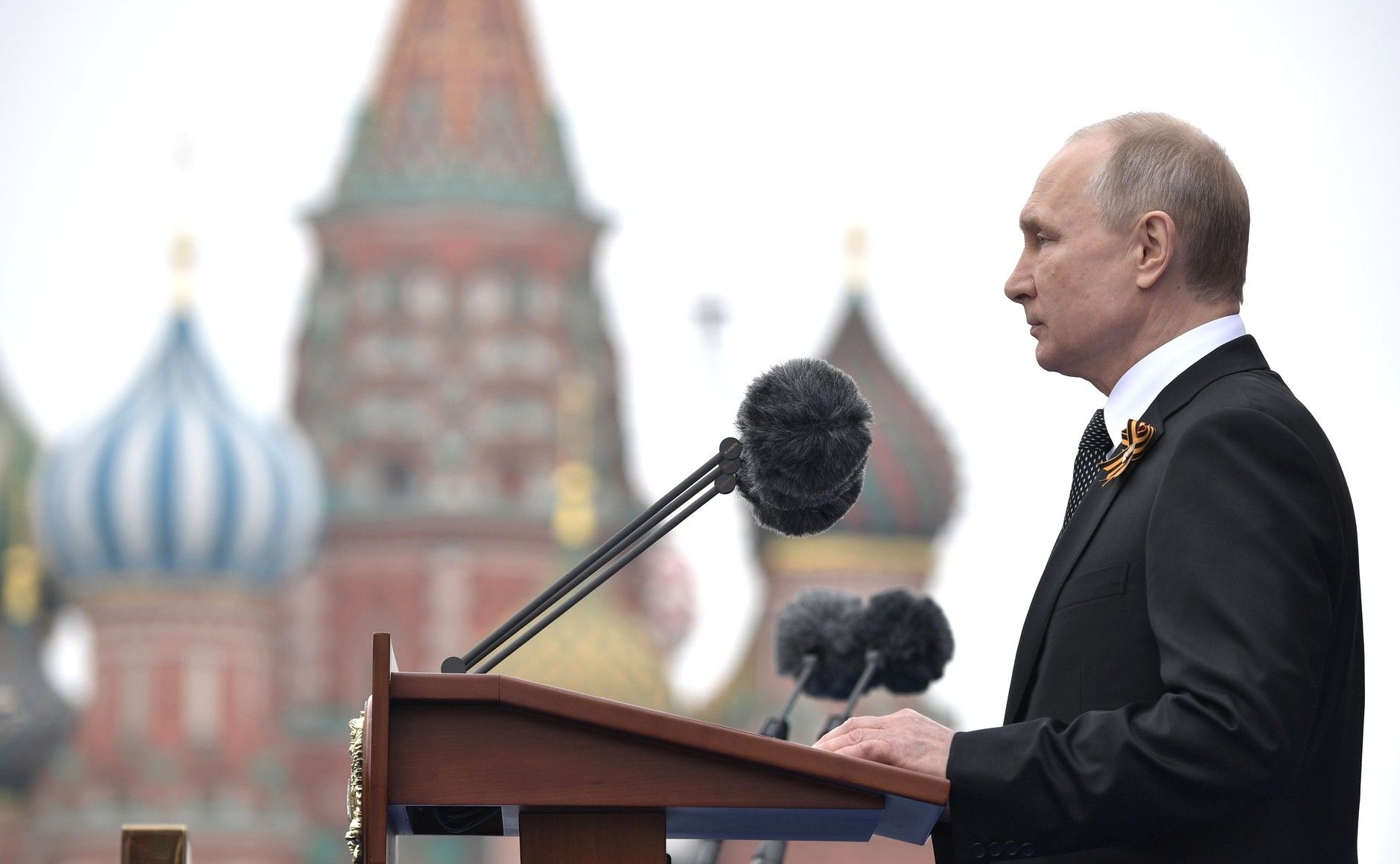 Російський диктатор Путін під час параду 9 травня на Червоній площі Російський диктатор Путін під час параду 9 травня на Червоній площі