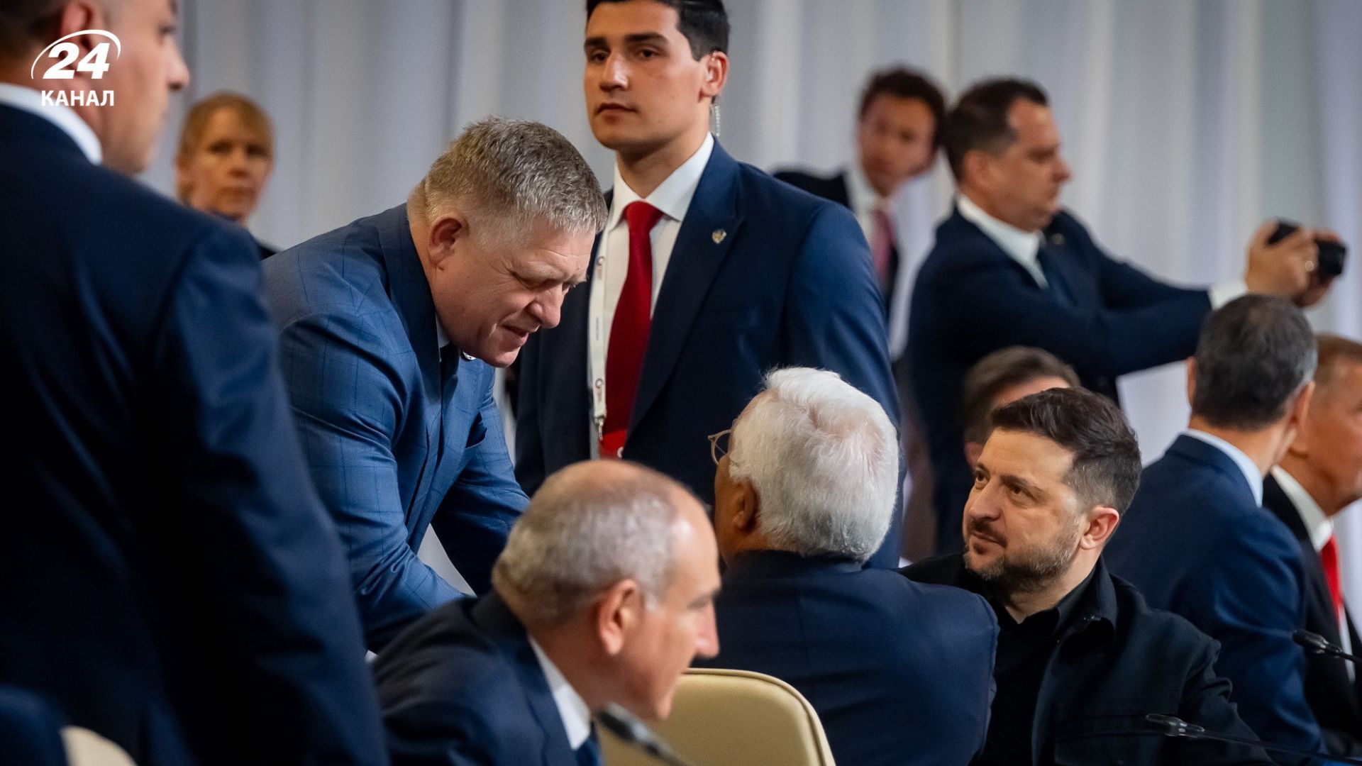 Зеленський провів переговори з Фіцо у Єревані