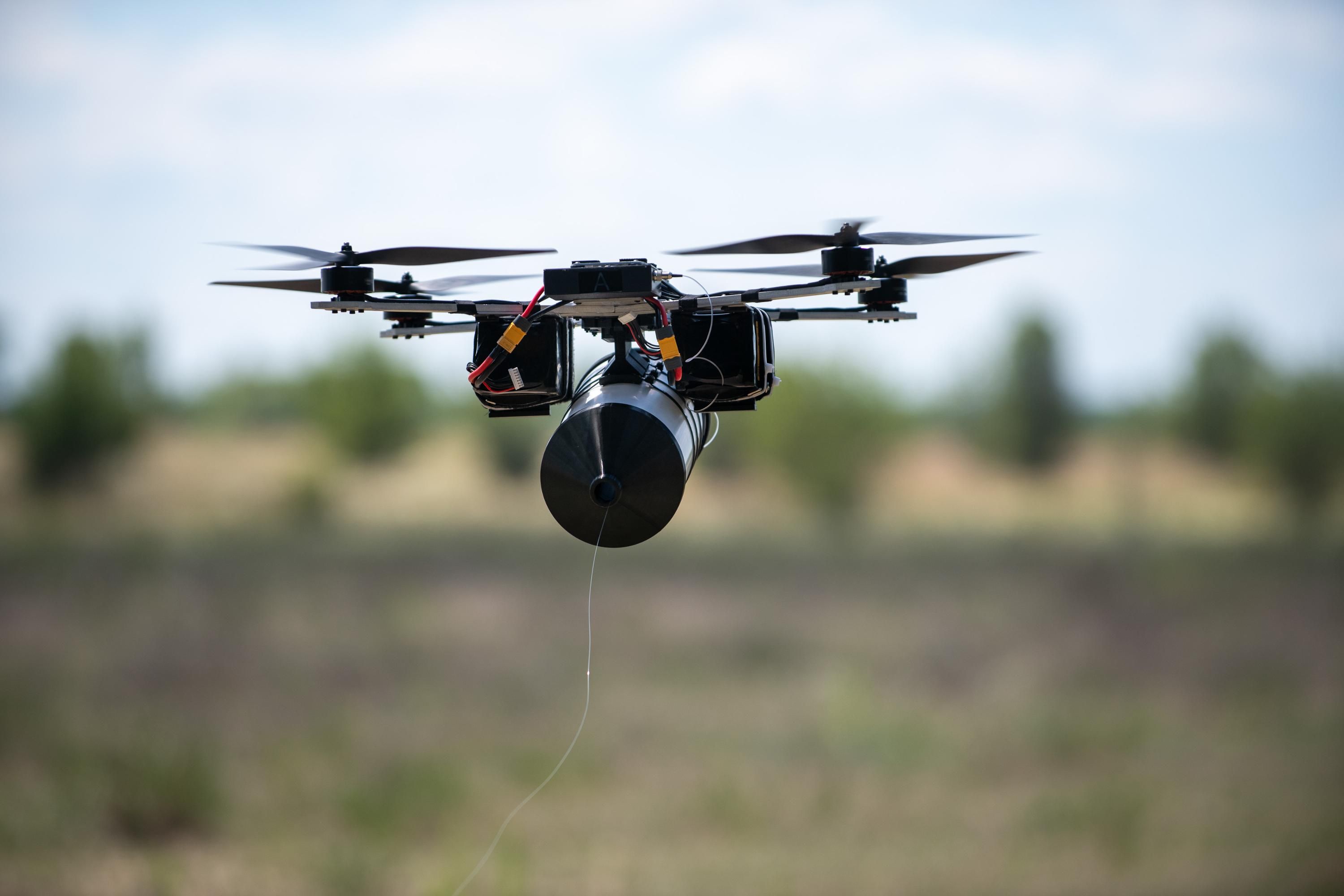 Почему оптоволоконные FPV-дроны подорожали вдвое