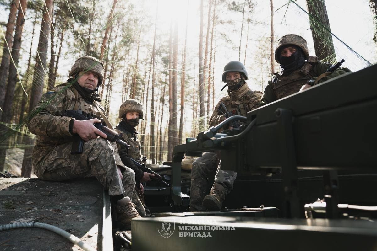 Українські військові зі зброєю на фронті