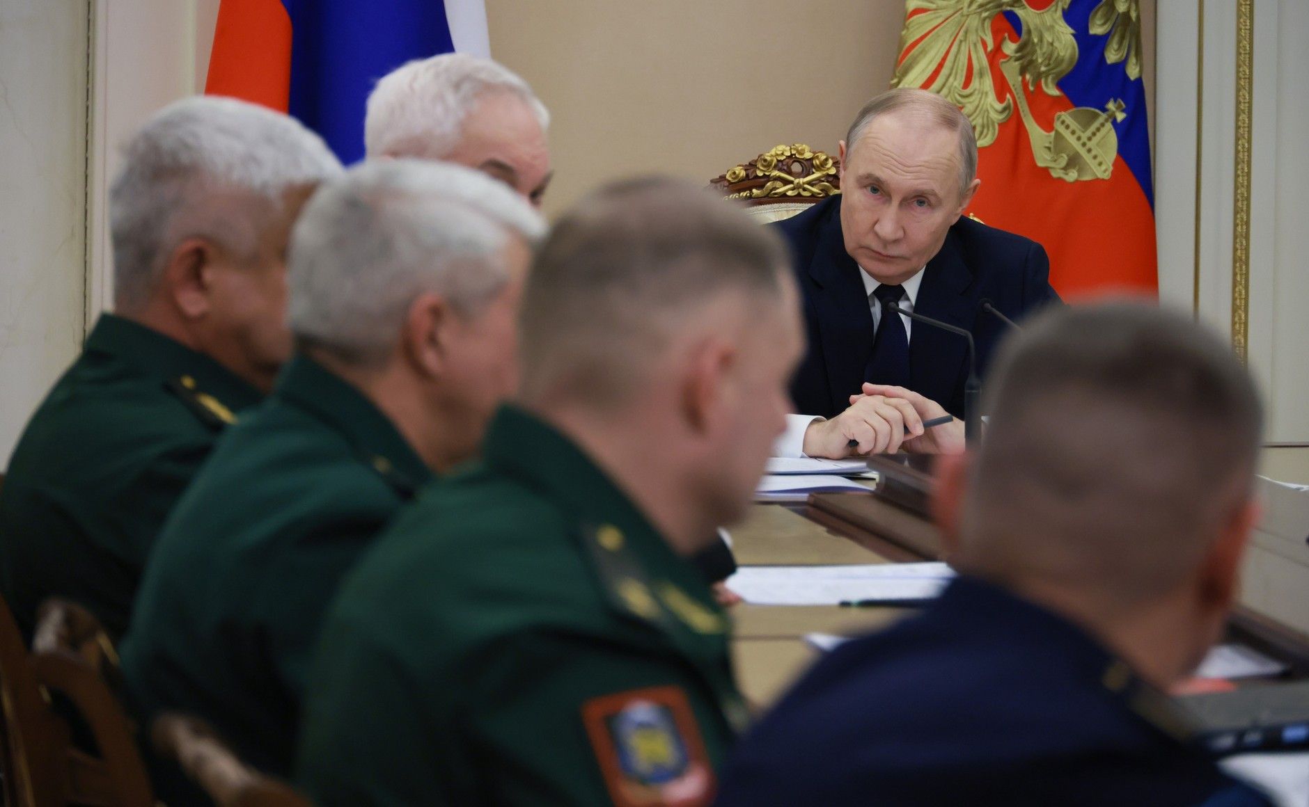 Российский диктатор Путин проводит совещание с представителями минобороны
