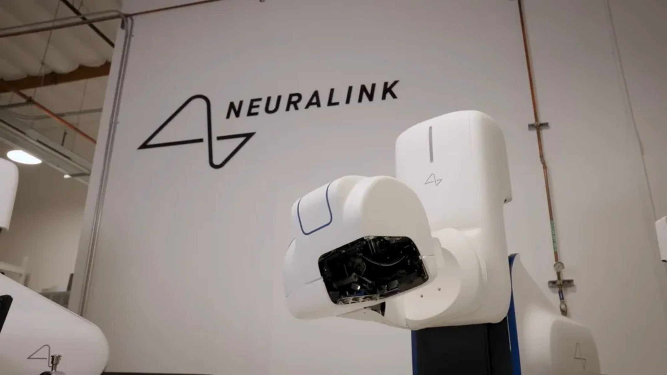 Neuralink показала робота-хирурга для имплантации чипов в мозг