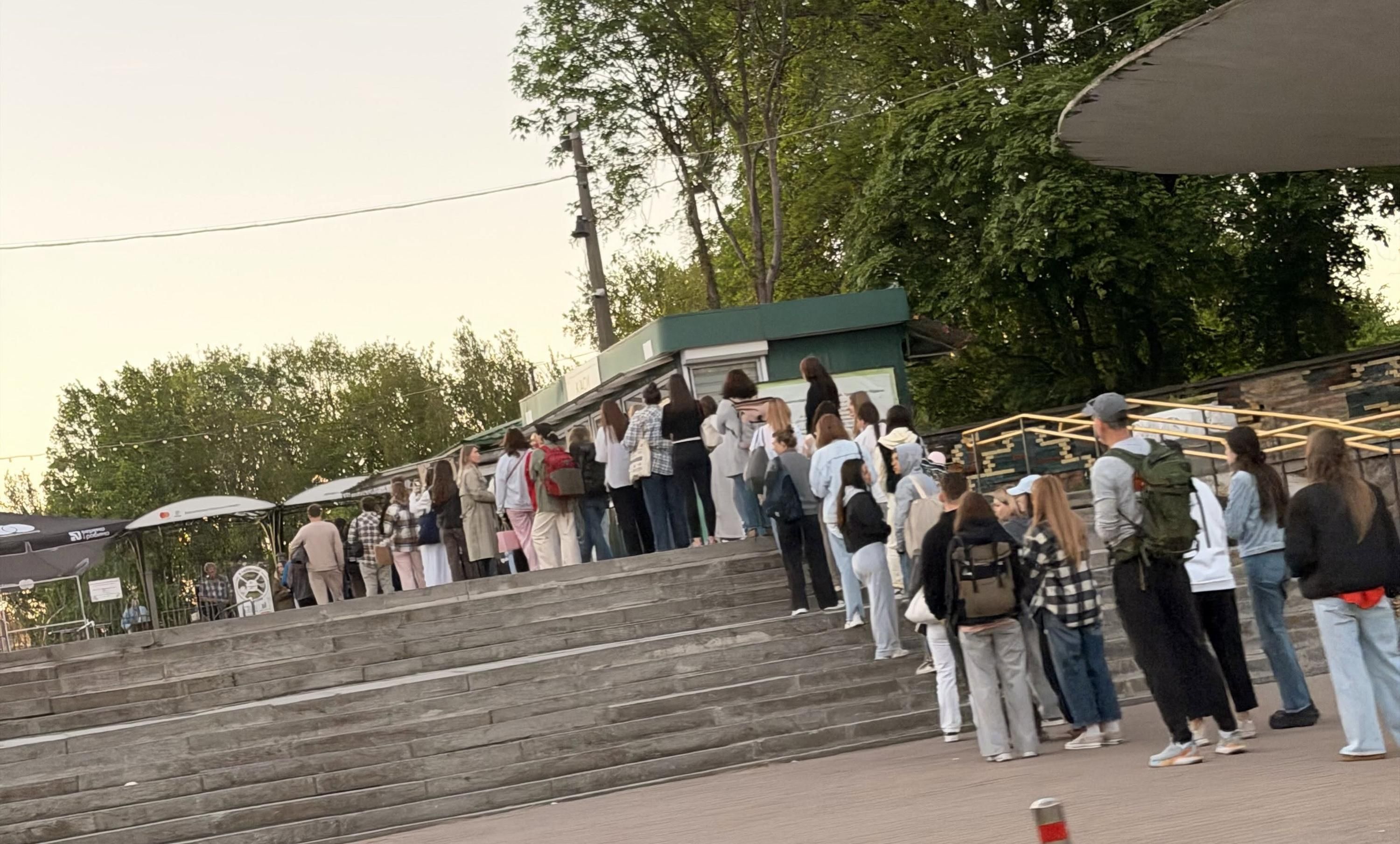 Большая очередь в ботсад Гришка