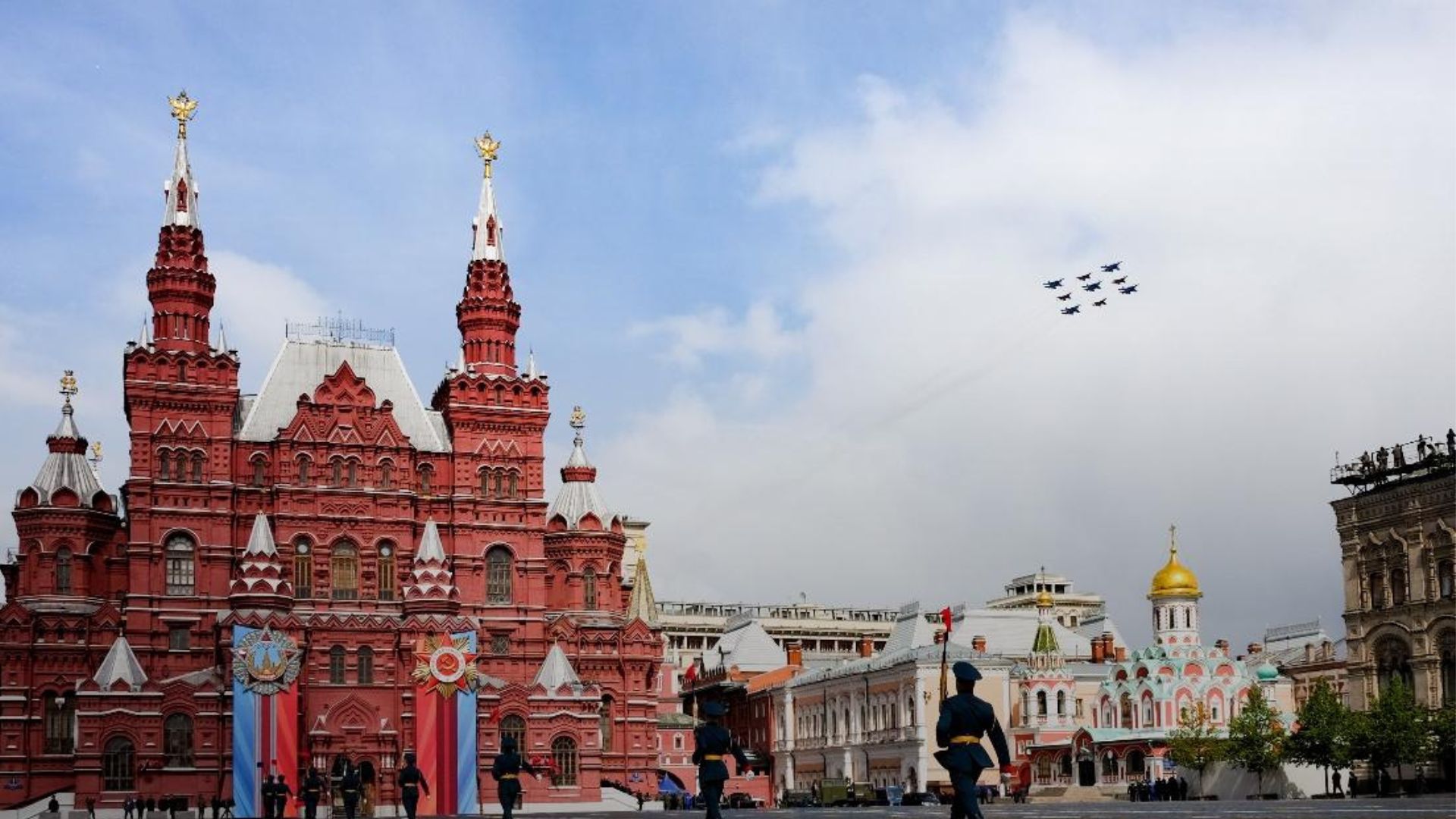 45 хвилин і кабріолети замість техніки: у Москві провели парад, який дозволив Зеленський - 24 Канал