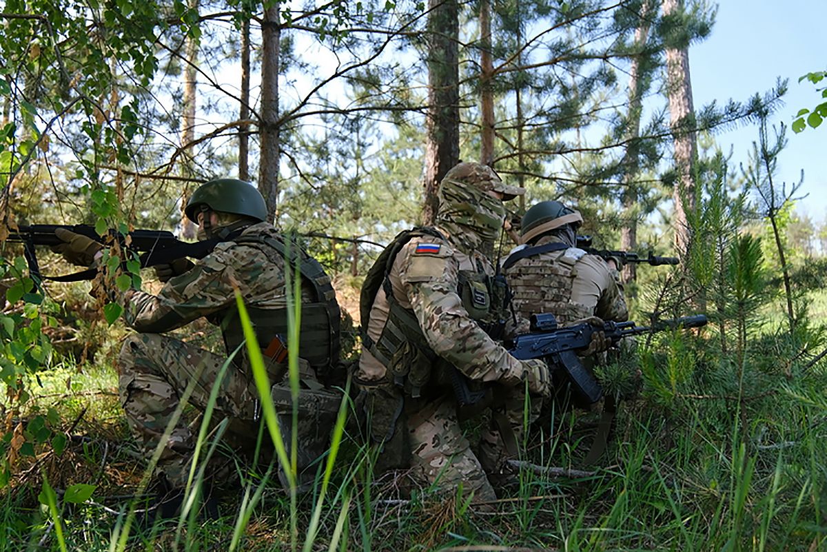 Российские оккупанты с оружием в руках