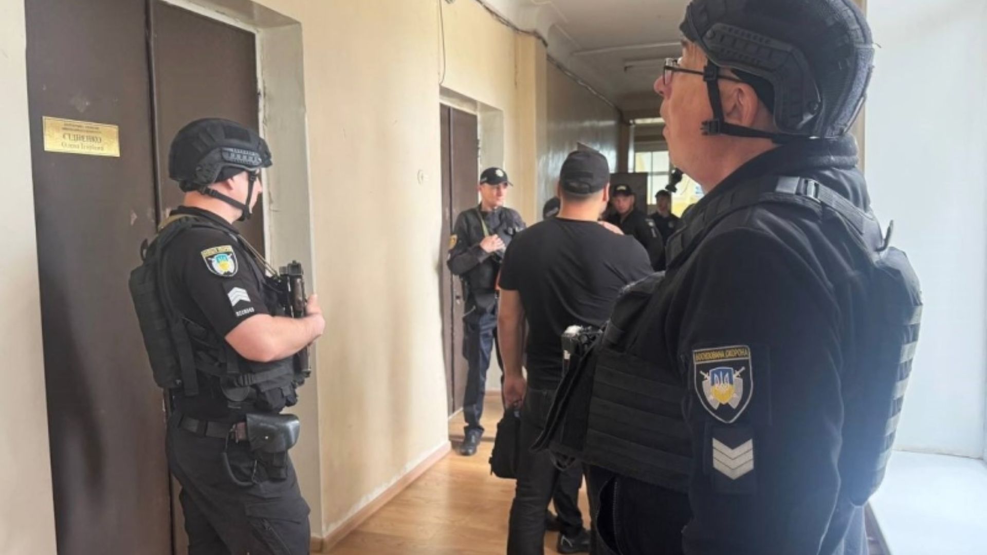 В помещении городского совета в Кировоградской области произошла стрельба: есть раненые, – СМИ - 24 Канал В помещении городского совета в Кировоградской области произошла стрельба: есть раненые, – СМИ - 24 Канал