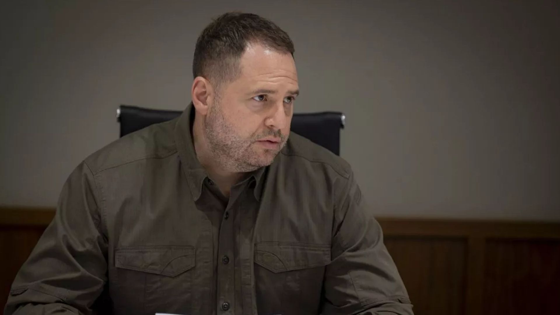 В авто у водителя Ермака нашли планы назначений на руководящие должности в СБУ - 24 Канал В авто у водителя Ермака нашли планы назначений на руководящие должности в СБУ - 24 Канал