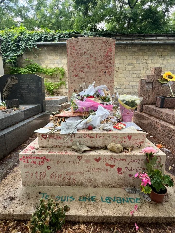 Могила Сімони де Бовуар та Жан-Поля Сартра / фото Cemetery Arts