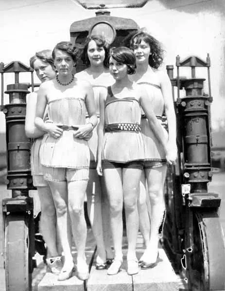 Жінки у дерев'яних купальниках / фото The Vintage News Жінки у дерев'яних купальниках / фото The Vintage News