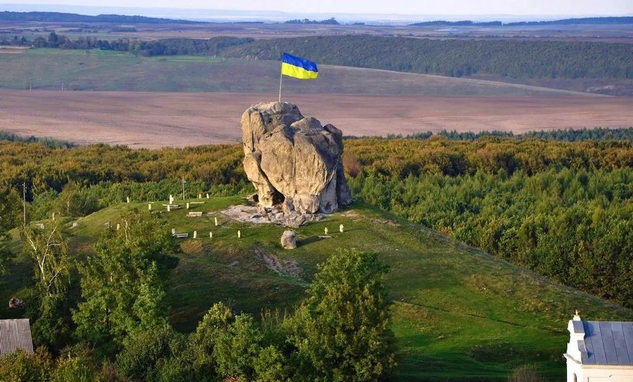 Чортів камінь / фото travels.in.ua