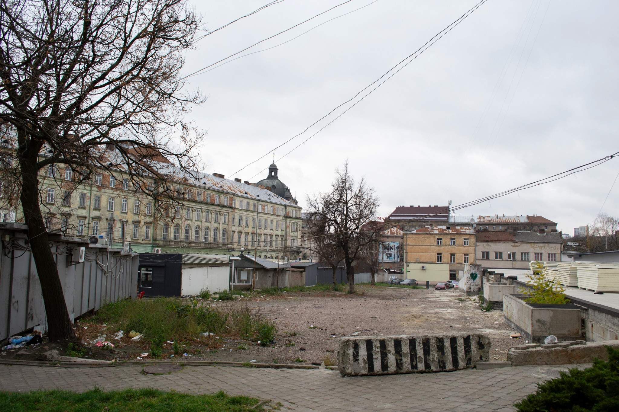 Закинута ділянка біля Оперного