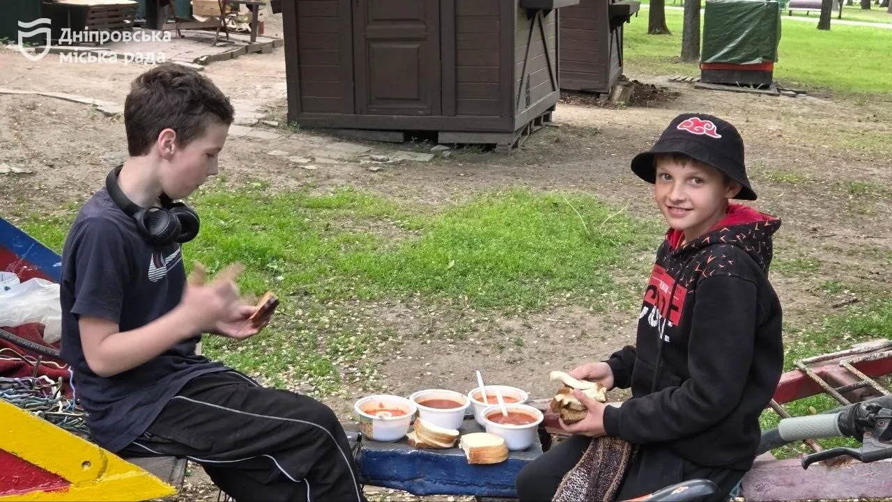 Гости мероприятия пробуют борщ / фото Днепровского городского совета Гости мероприятия пробуют борщ / фото Днепровского городского совета