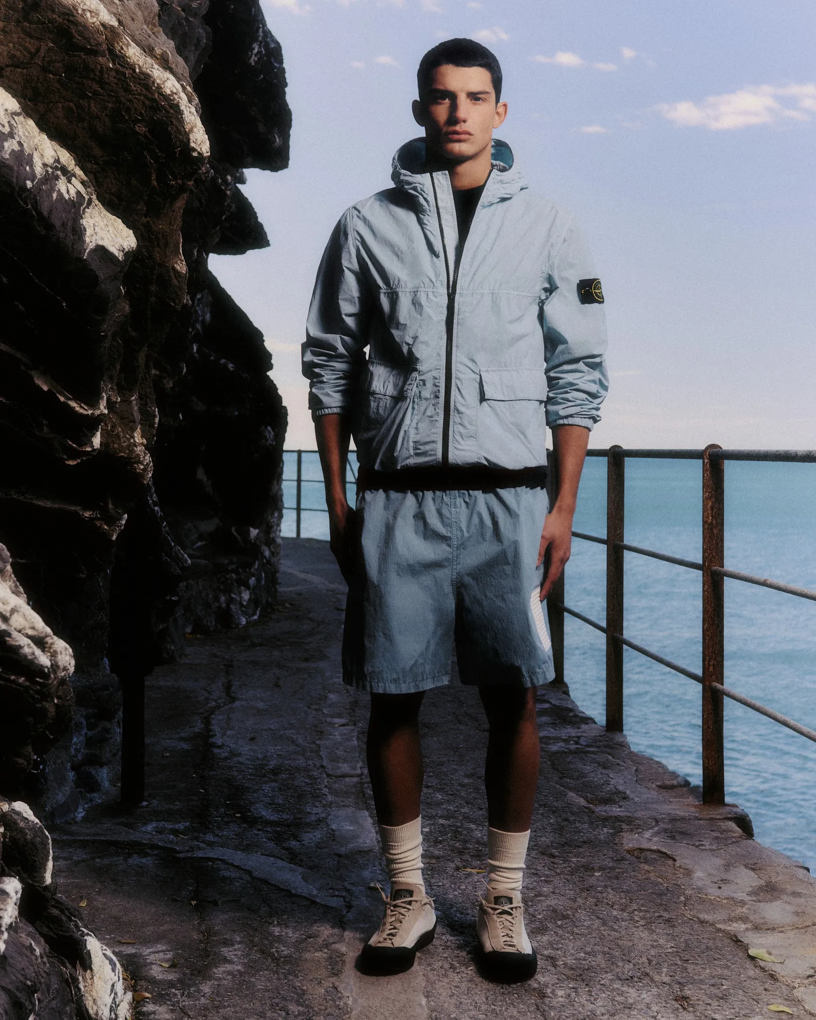Мужчина в одежде Stone Island