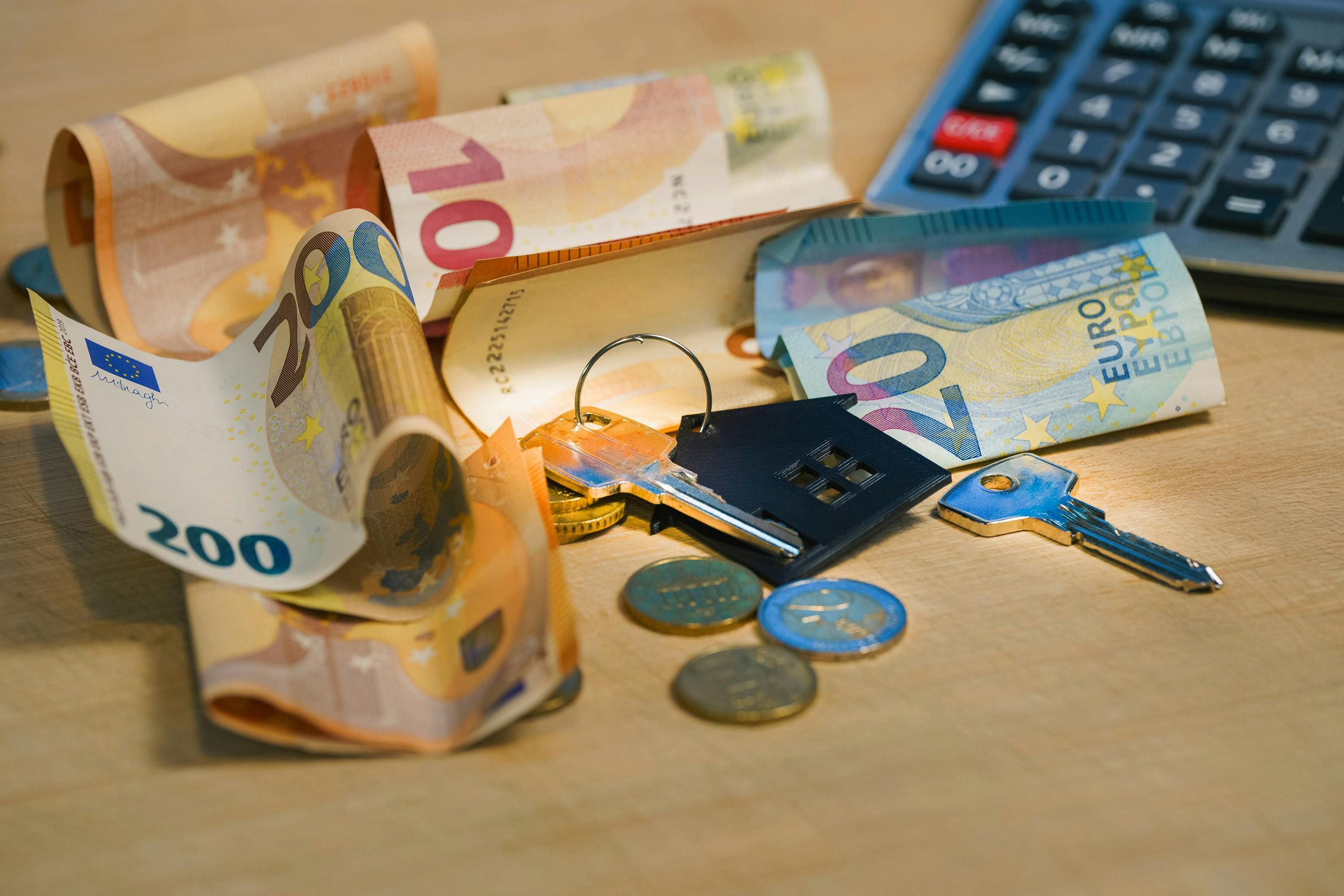 Вивезти гроші за кордон після продажу квартири не так просто