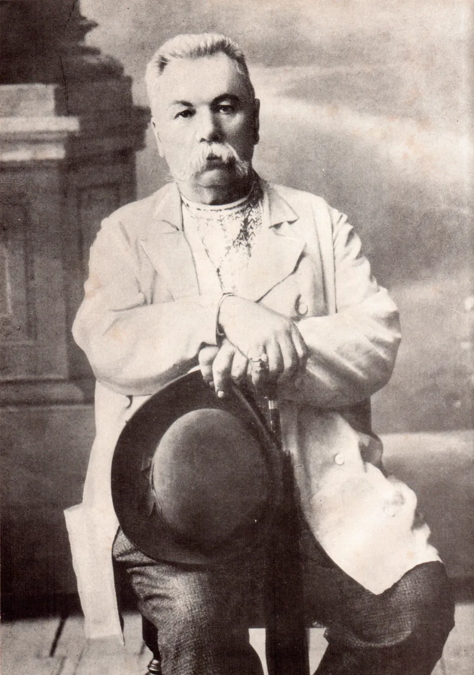 Марко Кропивницький у вишиванці