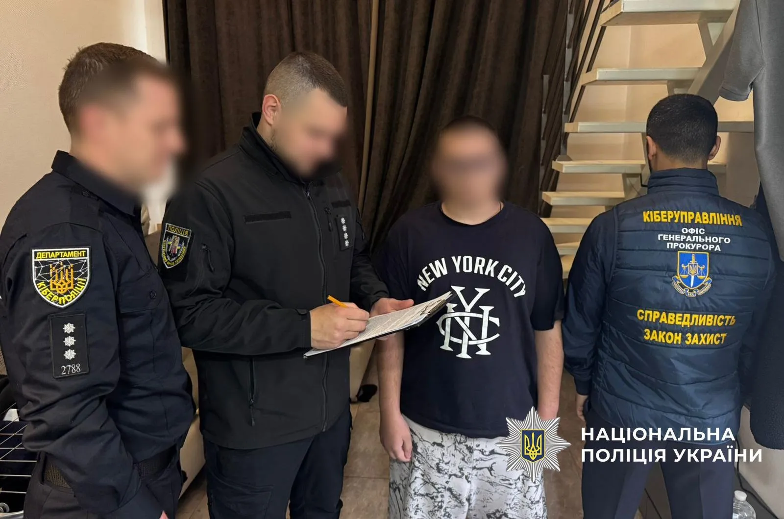 Кіберполіція затримує підозрюваного Кіберполіція затримує підозрюваного