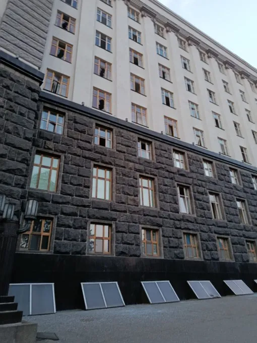 Пошкоджена будівля Кабміну внаслідок російського терору / Фото зі сторінки прем'єр-міністерки Юлії Свириденко