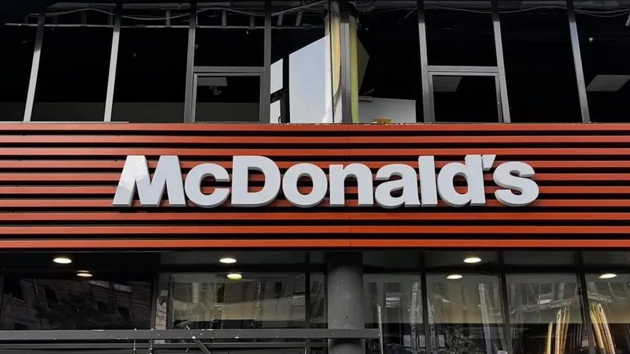 Первый McDonald's в Украине поврежден после массированной атаки по Киеву Первый McDonald's в Украине поврежден после массированной атаки по Киеву