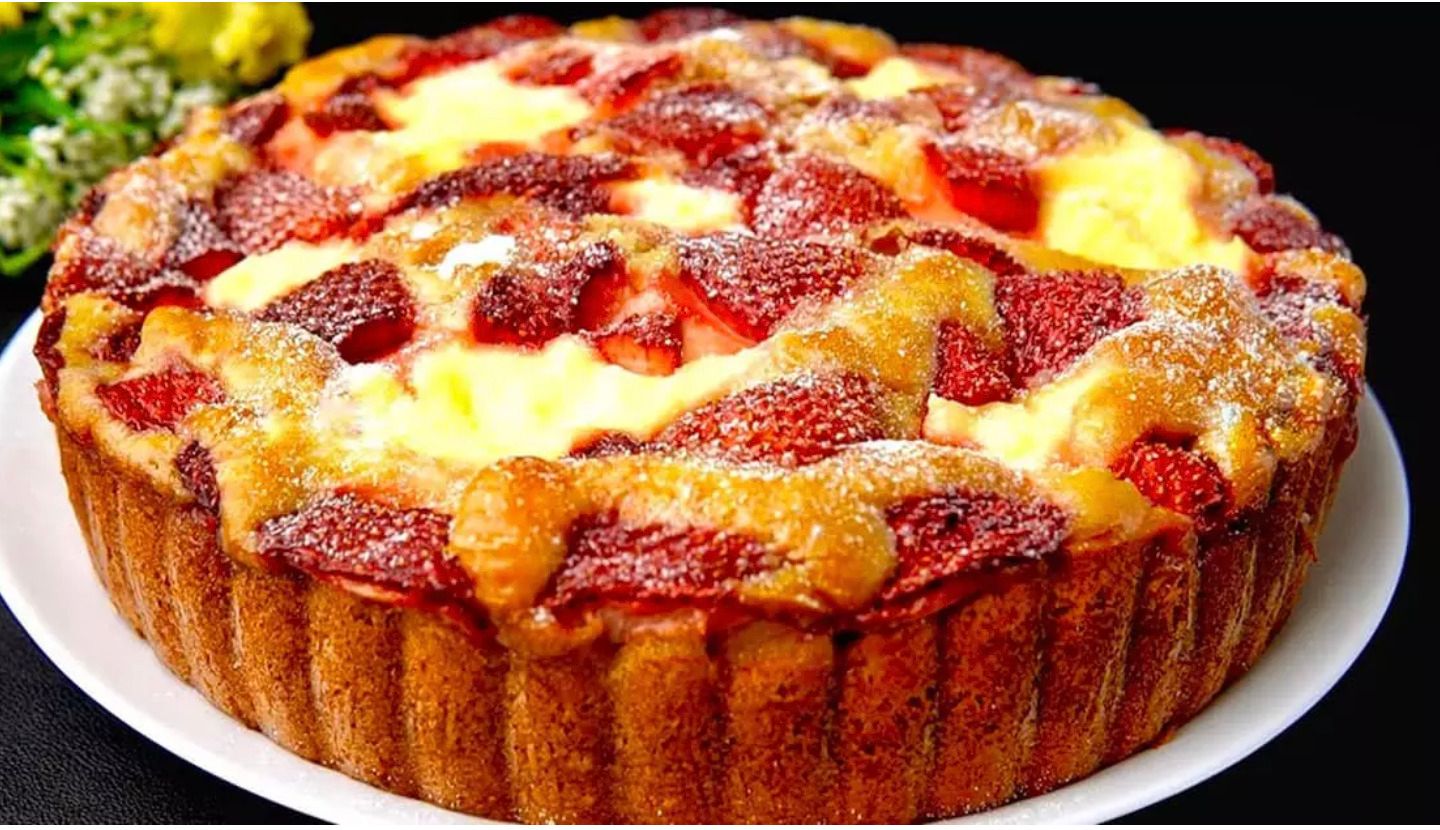 Аппетитный пирог с клубникой