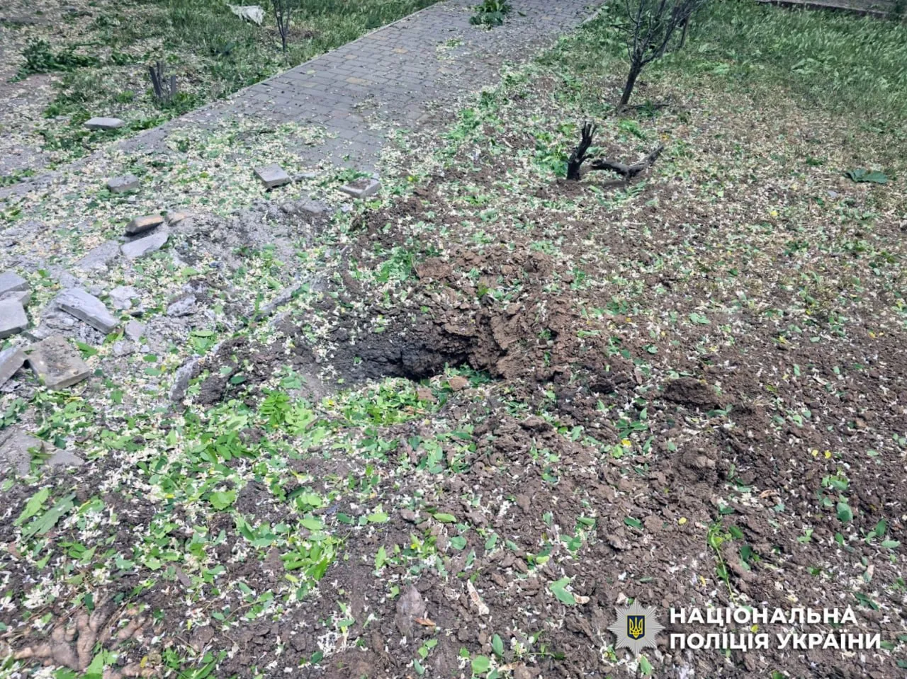 Росія вдарила по дитячому майданчику у Херсоні 27 травня Росія вдарила по дитячому майданчику у Херсоні 27 травня