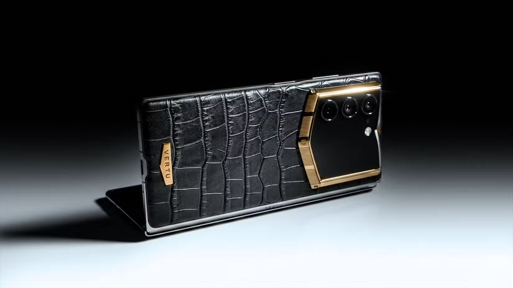 Смартфон для боссов: Vertu показала люксовый складной телефон с ИИ-агентом