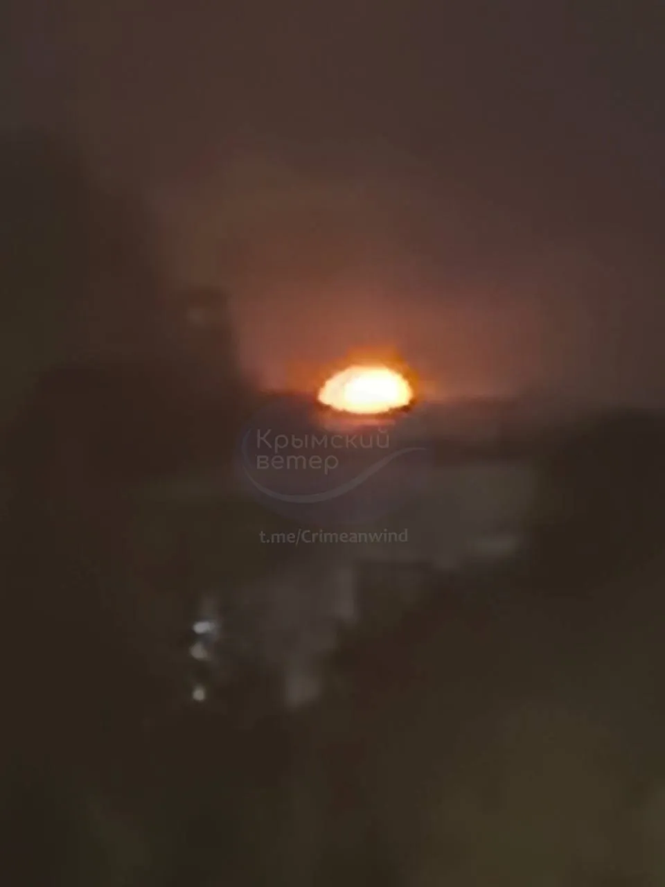Пожар в Феодосии после попадания / Фото 