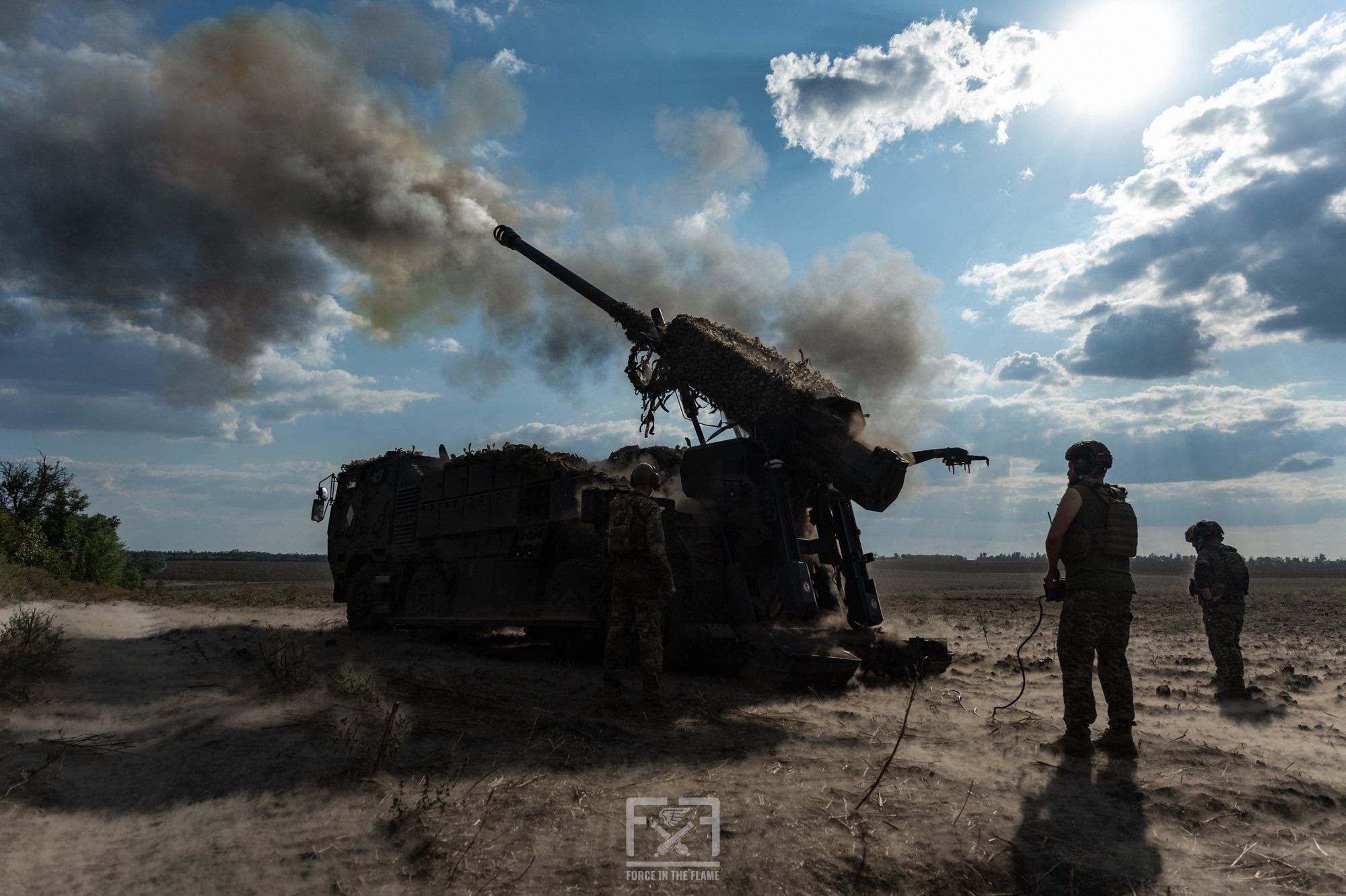 Украинские артиллеристы возле САУ