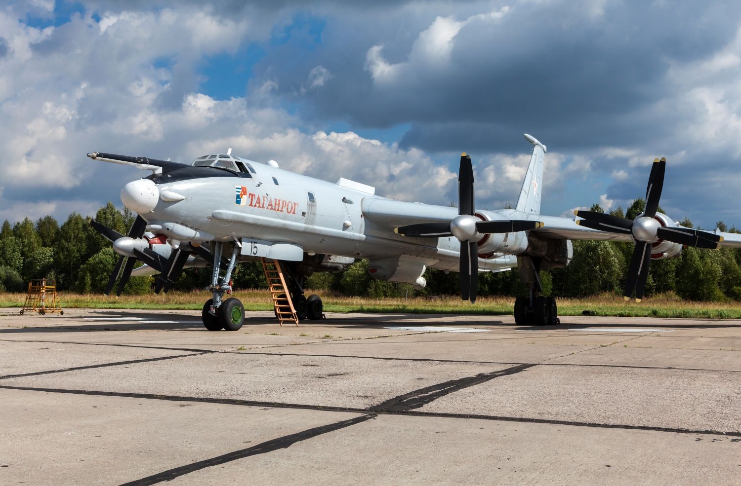 Один из Ту-142 в Таганроге Один из Ту-142 в Таганроге