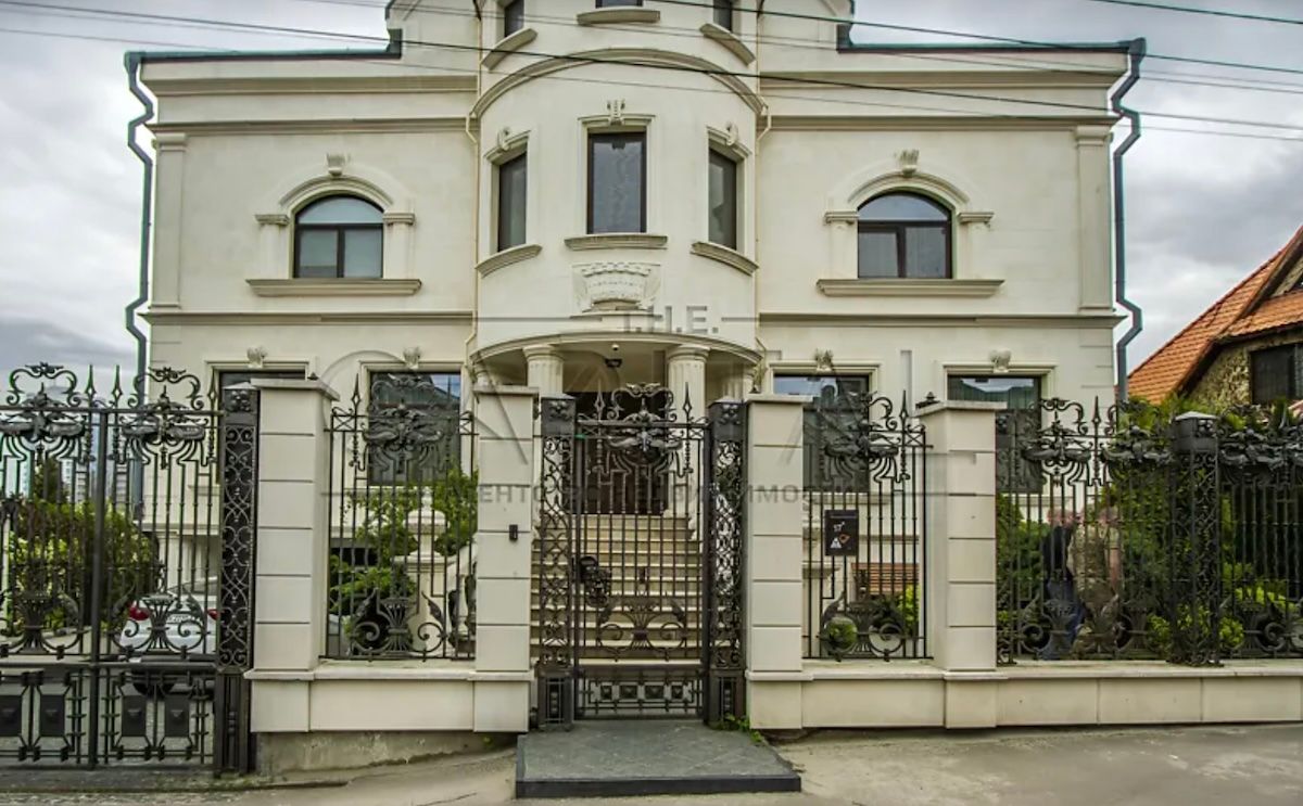 Вдова екснардепа продає розкішний маєток у Києві Вдова екснардепа продає розкішний маєток у Києві