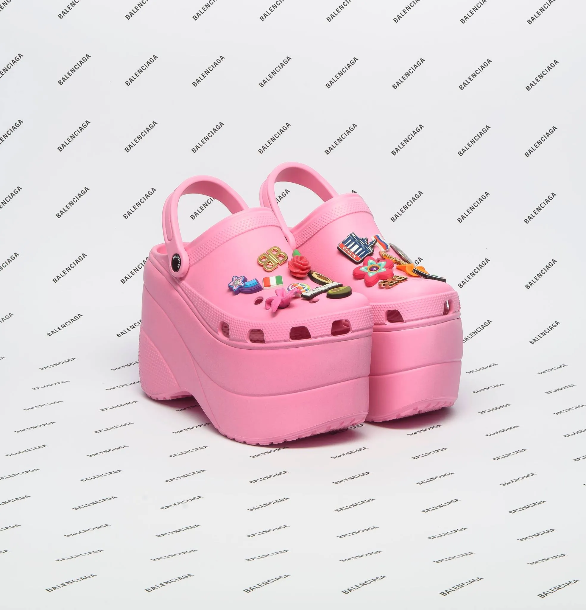 Колаборація Crocs та Balenciaga Колаборація Crocs та Balenciaga