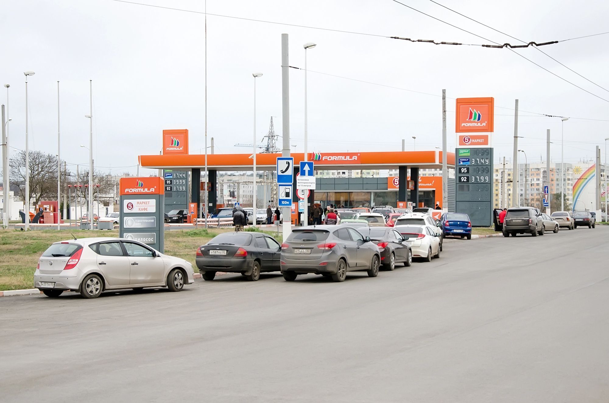 "Ни 92-го, ни 95-го": в Крыму уже и талоны не спасают от дефицита бензина - Экономика