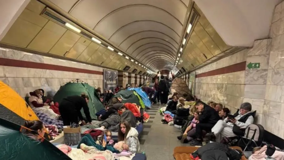 Намети у метро під час атаки