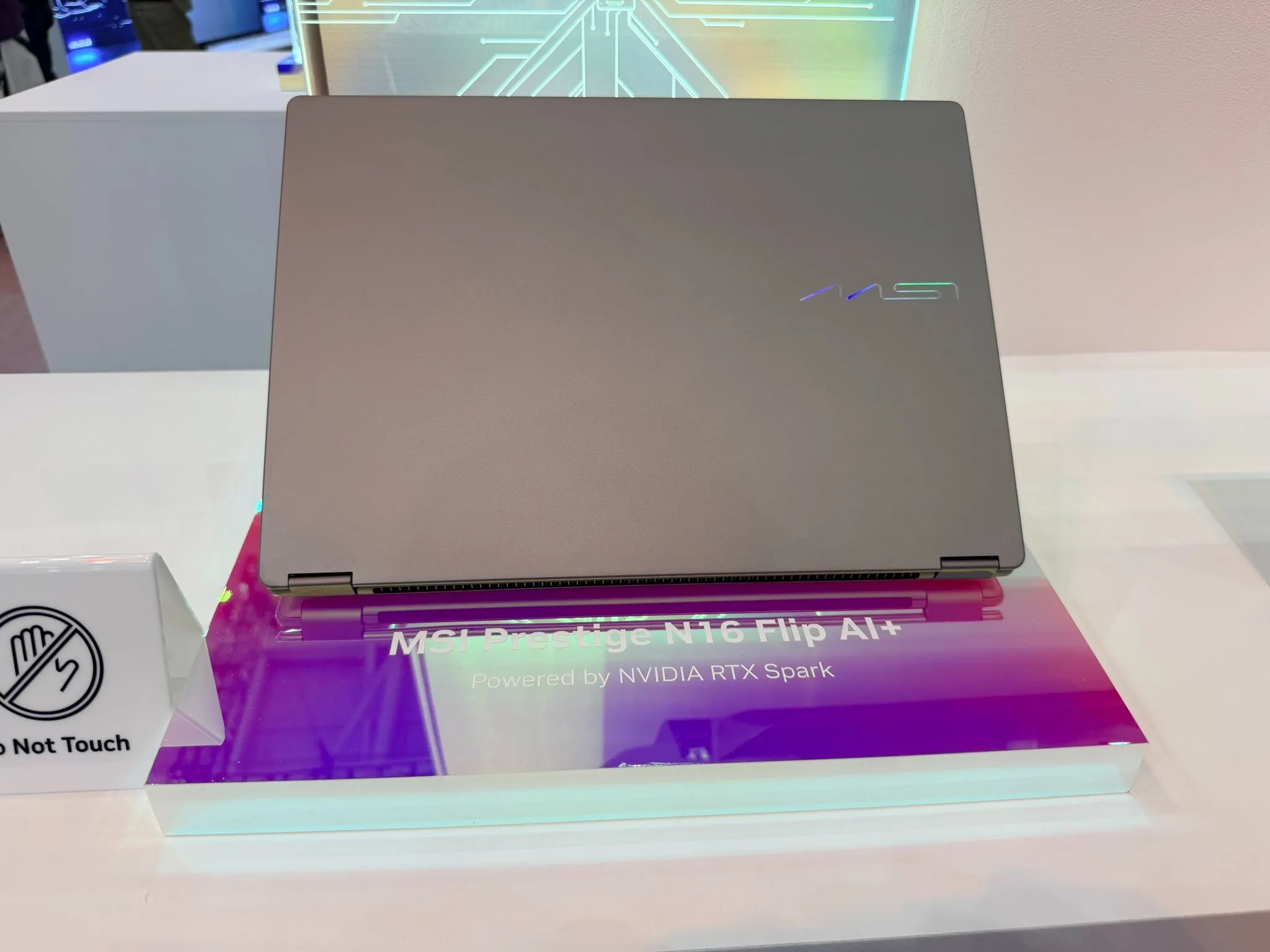 MSI Prestige N16 Flip AI+
