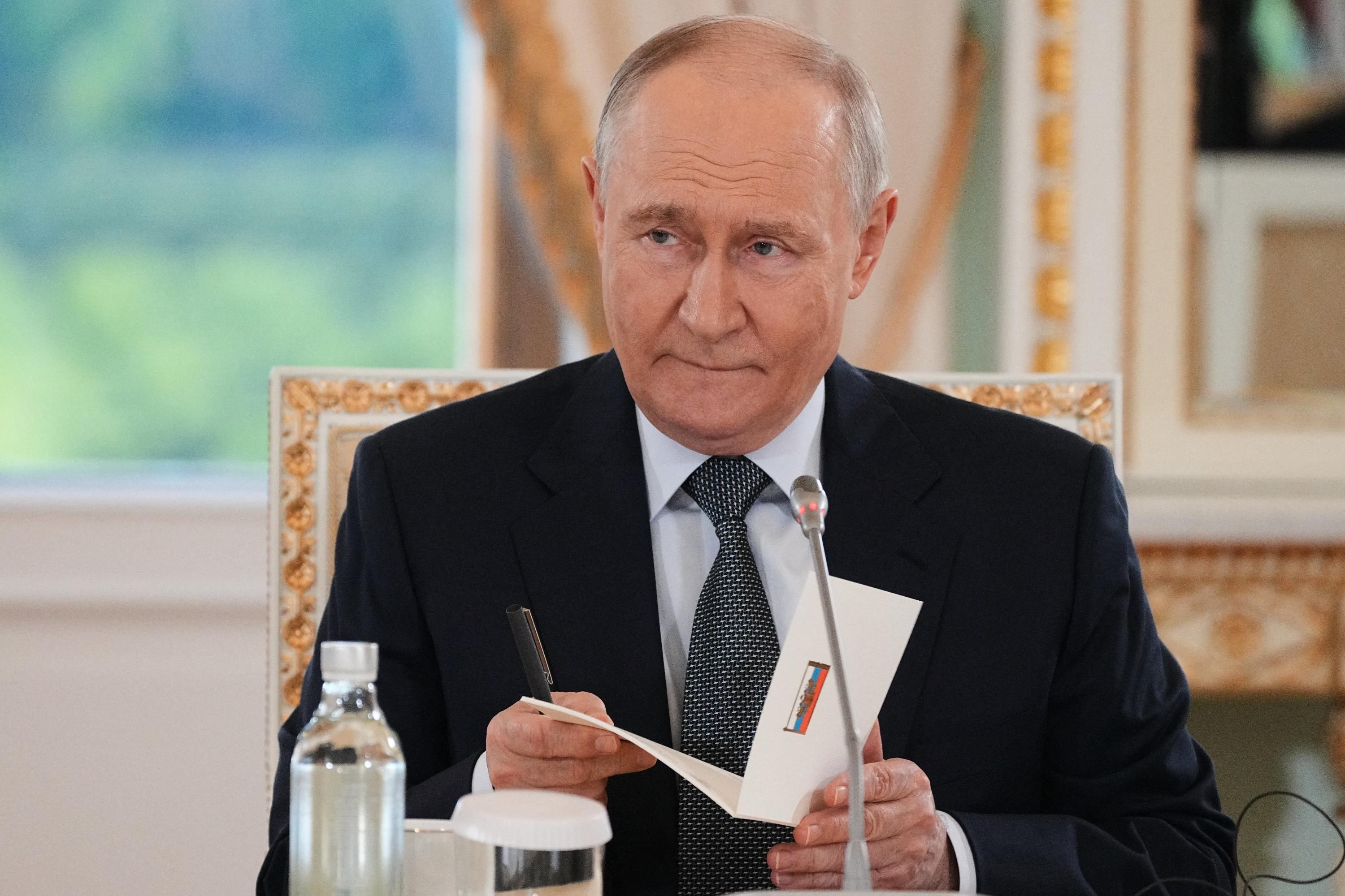 Путин не хочет слышать о проблемах в экономике России Путин не хочет слышать о проблемах в экономике России