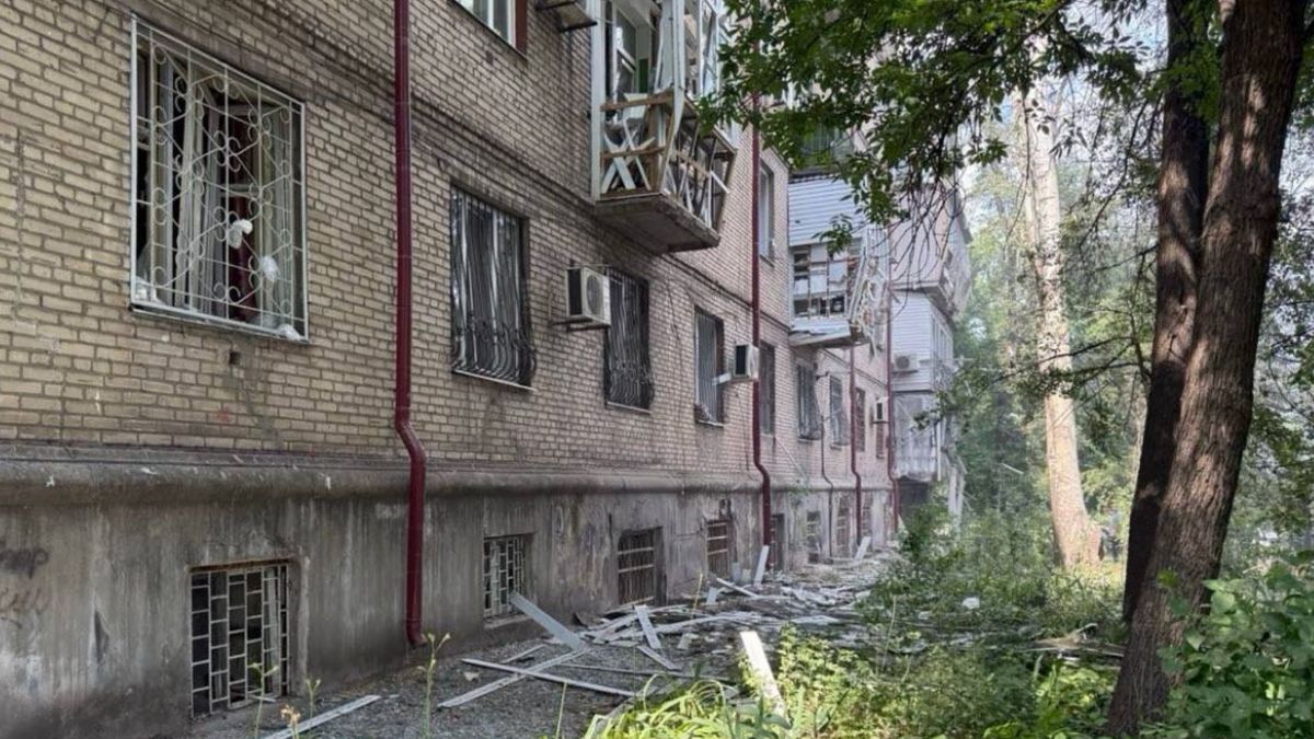 У Запоріжжі російський БпЛА вибухнув біля ТЦ: зросла кількість постраждалих