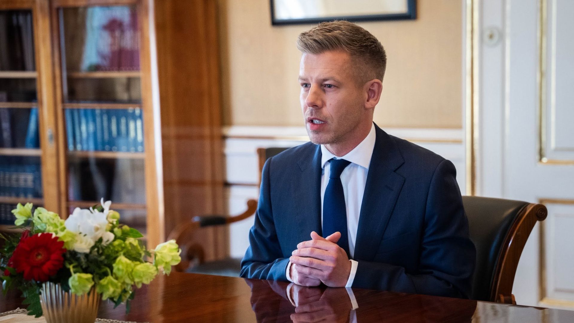Зарплати депутатів в Угорщині зменшать