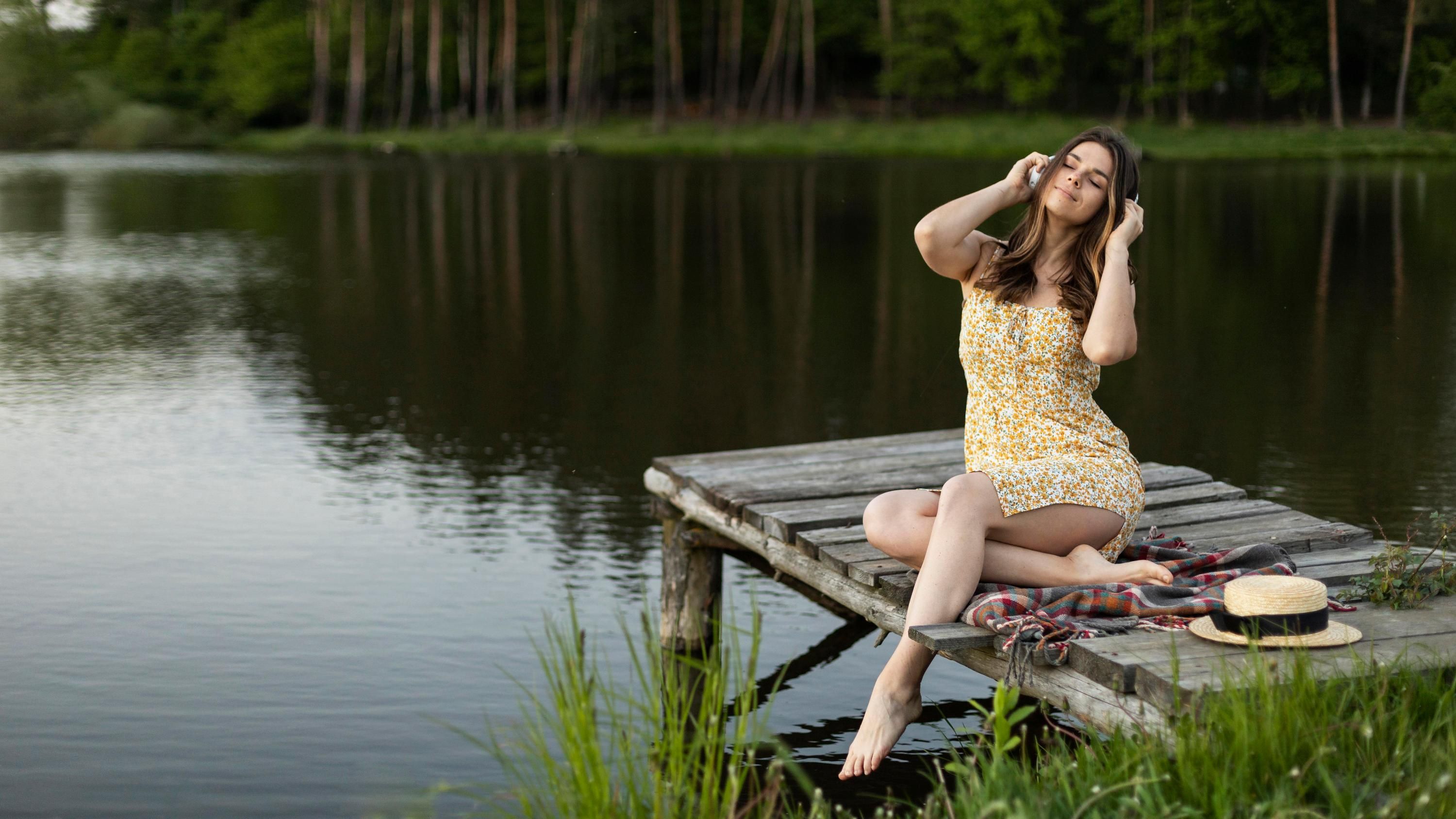 Дівчина біля річки Дівчина біля річки