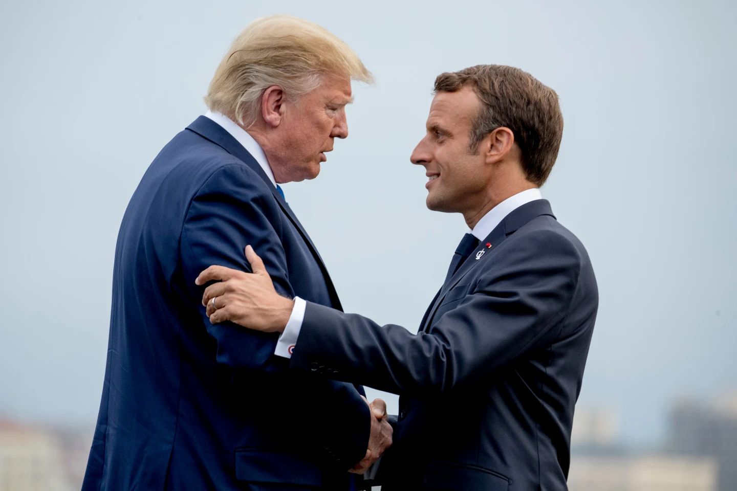 Еммануель Макрон намагатиметься вгодити Дональду Трампу Еммануель Макрон намагатиметься вгодити Дональду Трампу