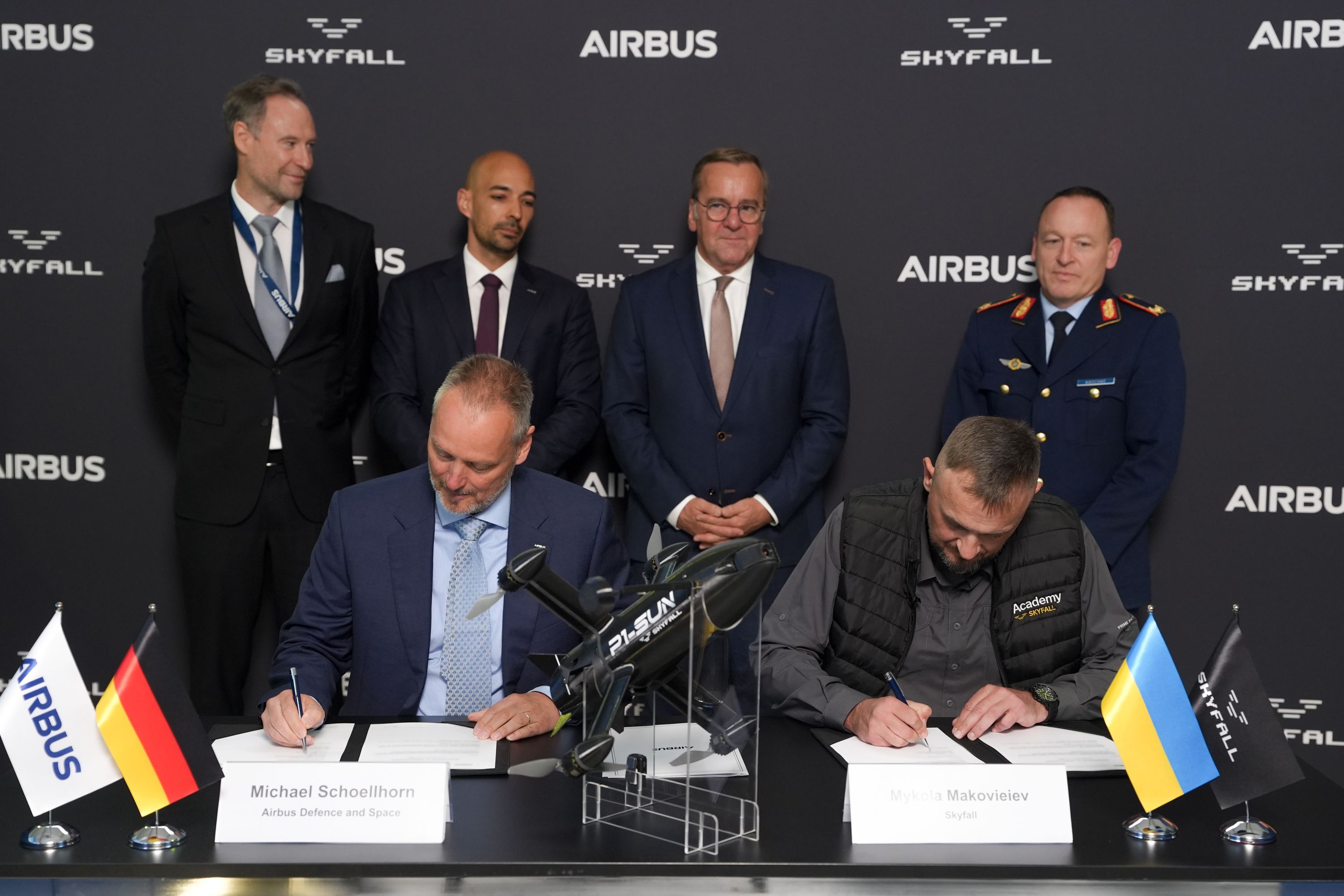Николай Маковеев, CEO SkyFall и Михаэль Шольхорн, CEO Airbus Defence and Space подписывают меморандум о стратегическом партнерстве на ILA Berlin Air Show в присутствии Министра обороны Германии Бориса Писториуса