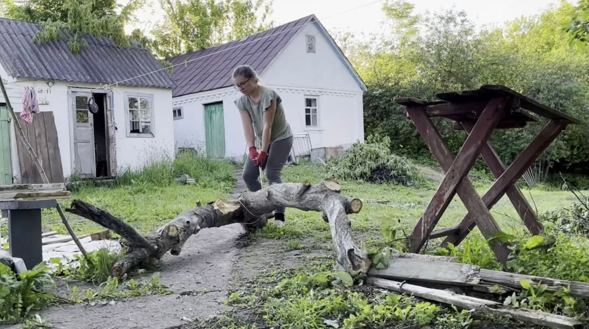 Переїхала з Києва у стару хату в селі й знайшла дещо у стінах