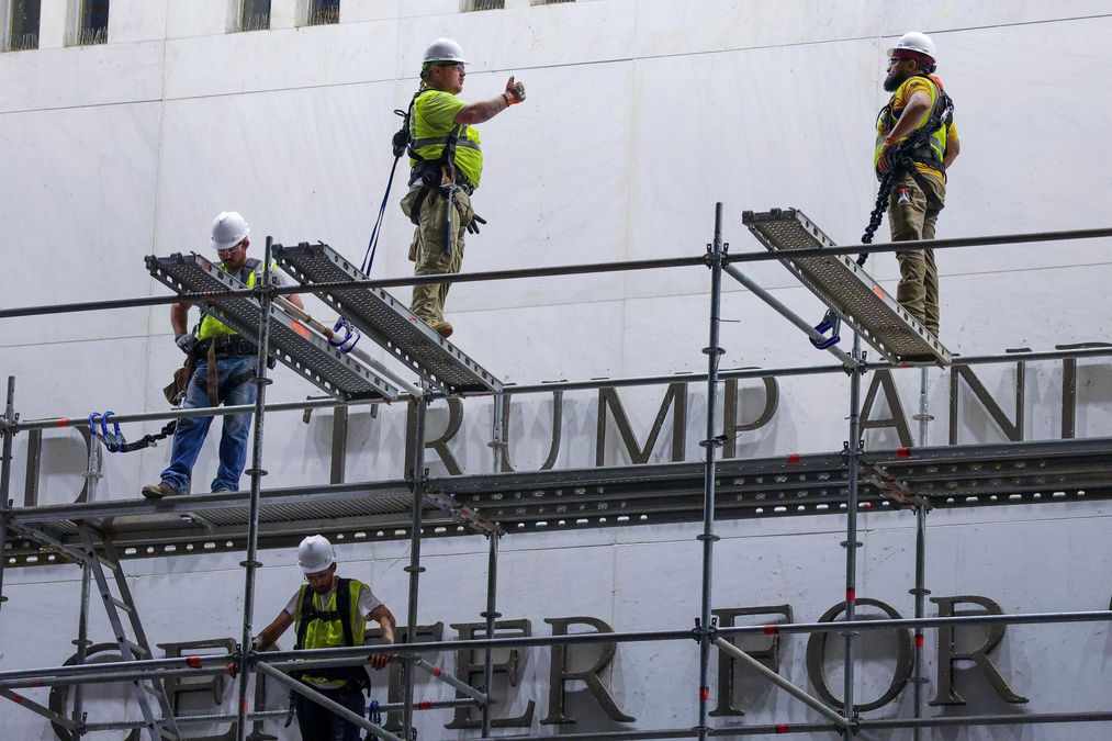 Суд у США вирішив не зупиняти демонтаж імені Трампа на фасаді Центру Кеннеді