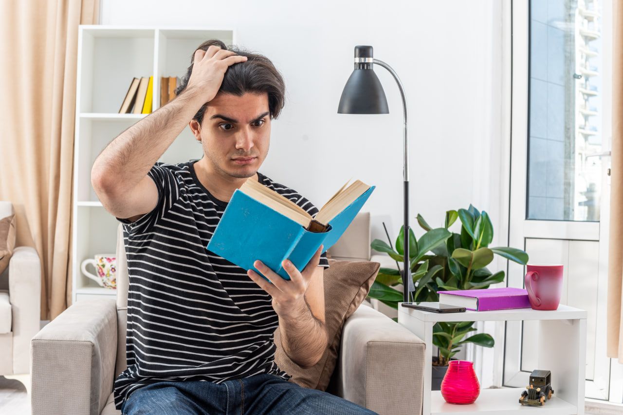 Парень читает книгу