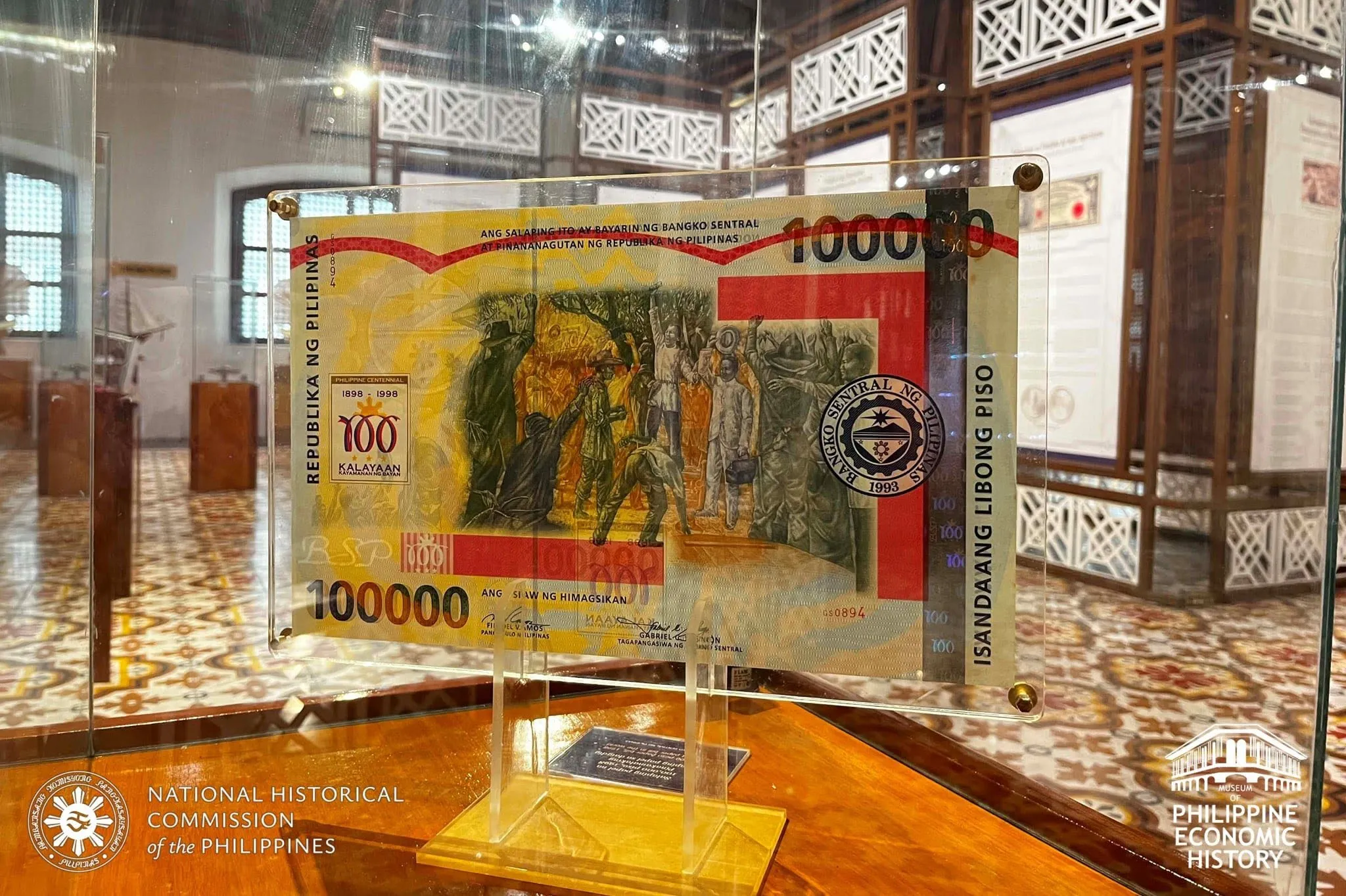 Найбільша купюра у світі - 100 000 філіппінських песо, 1998 рік - фото