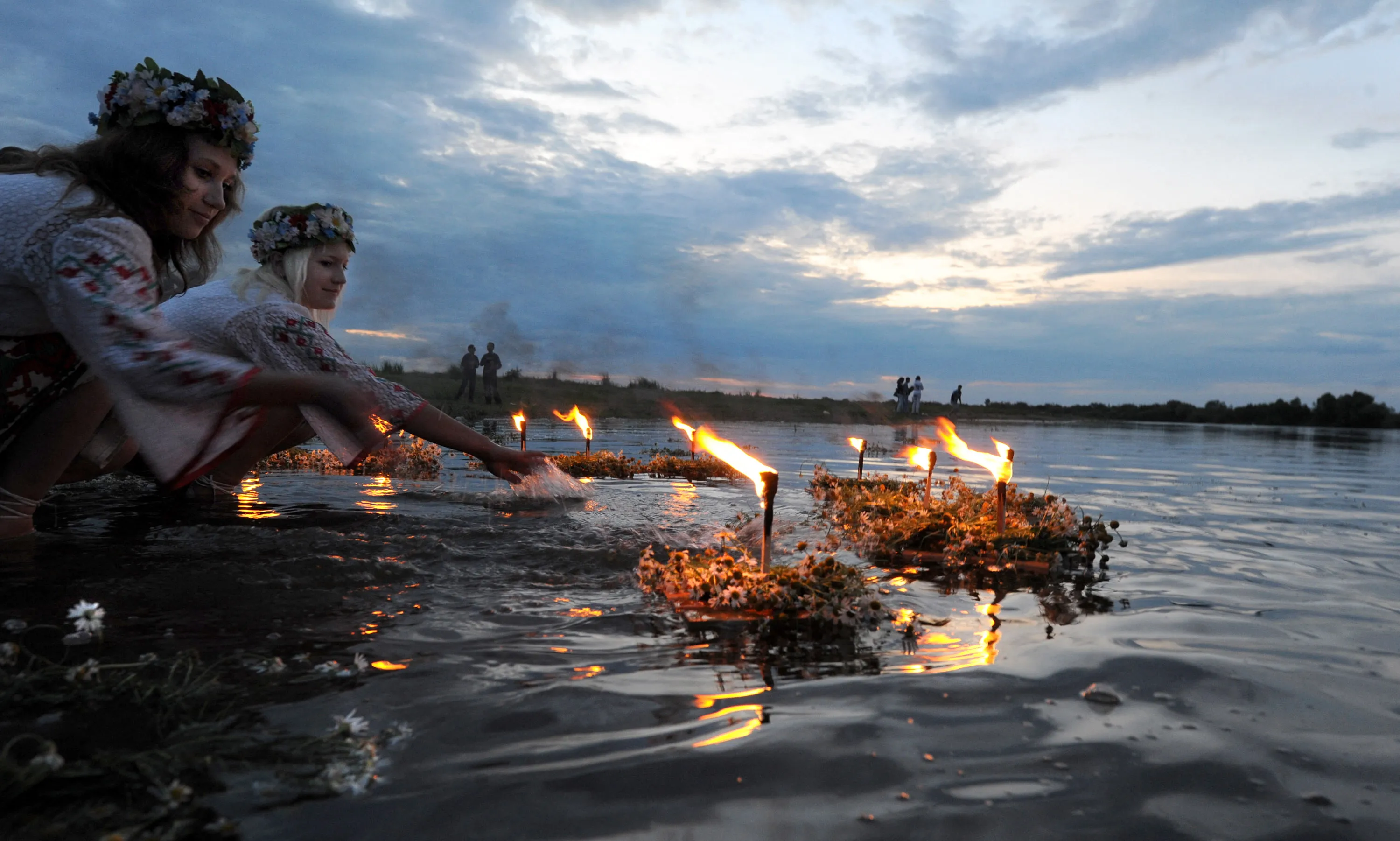 Дівчата пускають вінки на воду Дівчата пускають вінки на воду