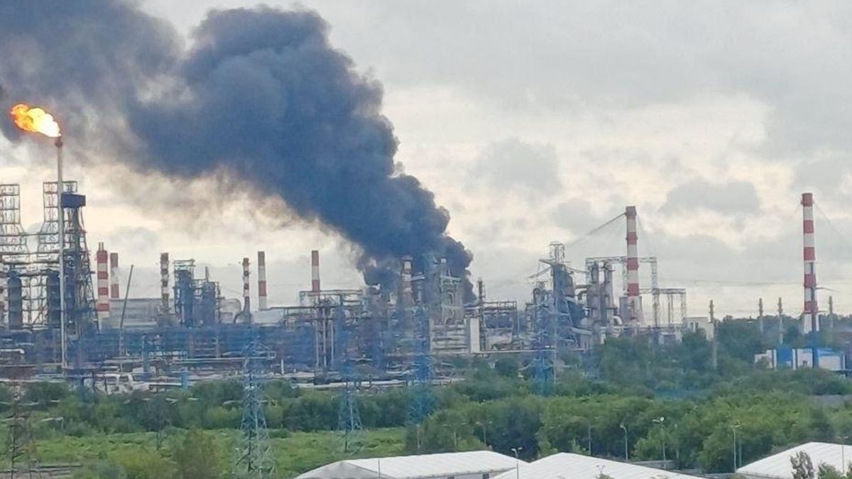 Проломили найщільнішу ППО, – Світан сказав, як ефектно вдалось уразити НПЗ в Москві