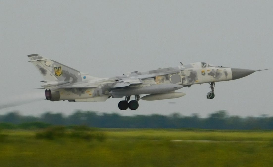 На Хмельниччині розбився бомбардувальник Су-24М: обидва льотчики загинули
