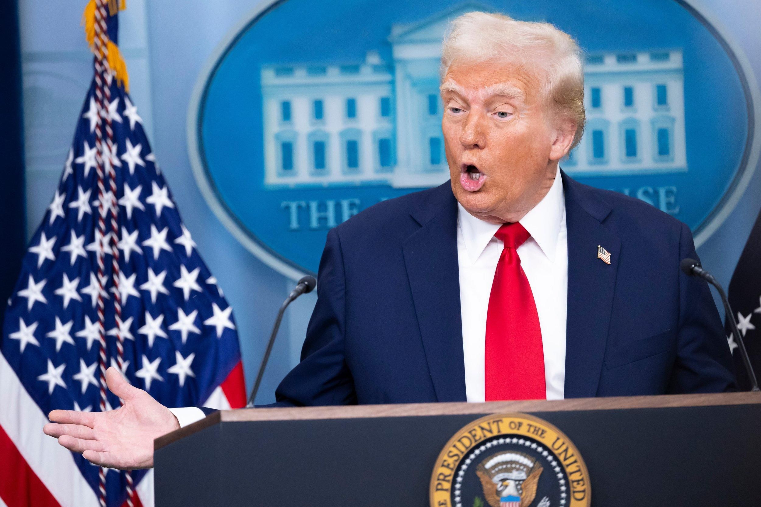 Трамп поблагодарил Си Цзиньпина и Путина во время саммита G7 Трамп поблагодарил Си Цзиньпина и Путина во время саммита G7